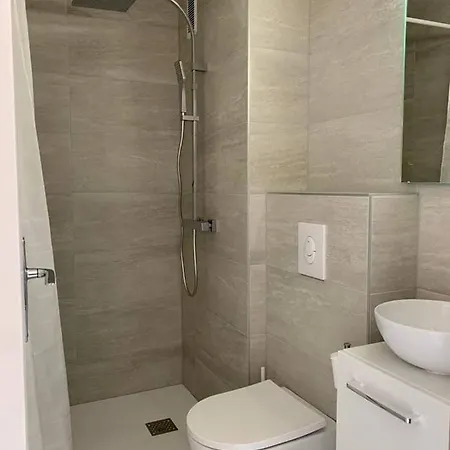 Joli Studio Renove En Plein Coeur De